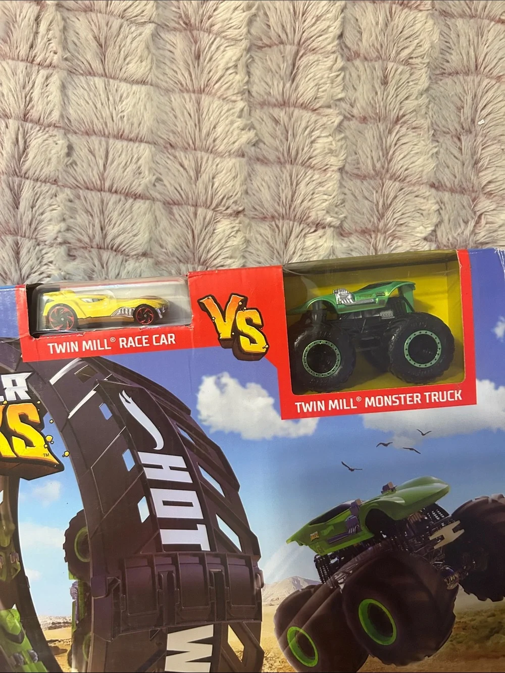 Hot Wheels Monster Trucks Epic Loop Challenge new